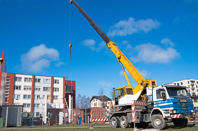 KRANAS. Mokymo centro kieme dirba tikras kranas, kad moksleiviai galėtų mokytis prižiūrėti kraunamus krovinius. 