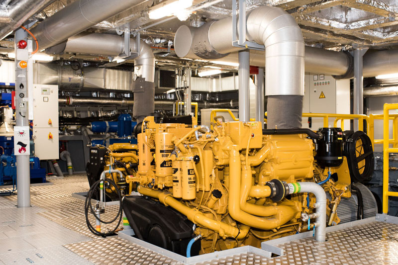 MAŠINŲ SKYRIUJE. Laivas turi du pagrindinius variklius, du dyzelinius generatorius. 