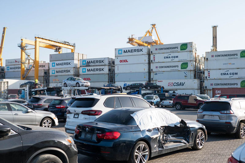 UKRAINAI. Konteineriuose atgabenti naudoti automobiliai iš Amerikos yra skirti Ukrainai. Stringa jų išvežimas. Vitos JUREVIČIENĖS nuotr. 