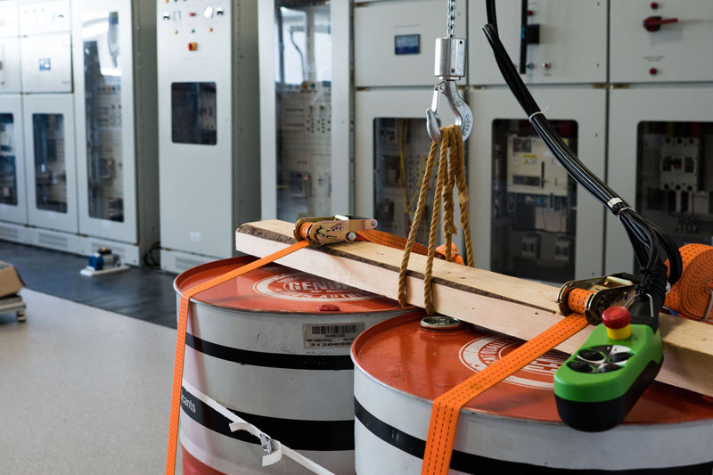 KITOS NETURI. Logistikos laboratorija. Pasak Klaipėdos Pauliaus Lindenau mokymo centro direktoriaus Egidijaus Skarbaliaus, aukštos įtampos simuliatorių, skirtų įgūdžiams tobulinti ir atnaujinti, kitos profesinės mokyklos neturi. 