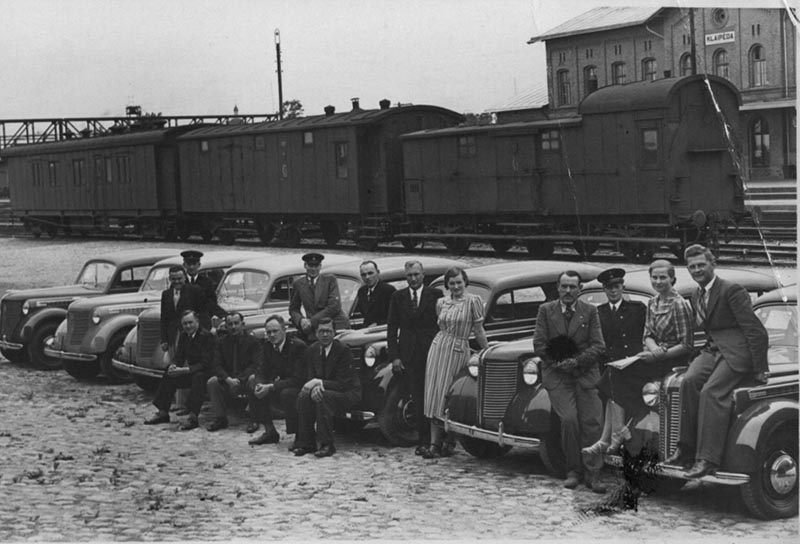 Klaipėdos geležinkelio stoties muitininkai. 1937 m. 
