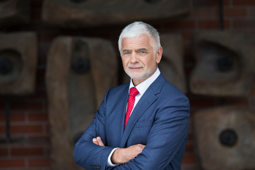 Pasirašius sutartis su Automobilių kelių direkcija, pavyko išjudinti dešimtmečiais įstrigusius projektus: tvarkomos pagrindinės seniūnijų gatvės. 