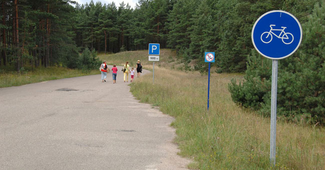 Šiuo keliu jūros link ir einama pėsčiomis, ir važiuojama mašinomis, tačiau ženklas teigia, jog juo gali naudotis tik dviratininkai. JEI šis takas dažų teptuku būtų padalintas į dvi dalis - pėstiesiems ir dviratininkams - nelaimingų atsitikimų tikimybė būtų kur kas mažesnė. 