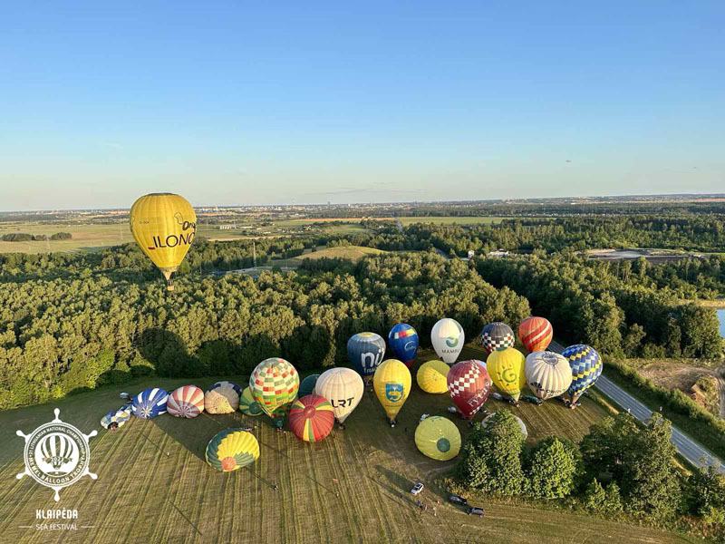 RENGINYS TĘSIASI. Lietuvos karšto oro balionų čempionatas ir tarptautinės varžybos „Memel Baloon Trophy“ jau įskaitytos, nes oreiviai atliko būtinąsias užduotis, tačiau renginys tęsiasi. Liepos 21, 22 d. oro balionų skrydžiai numatyti 6.30 val. ryte ir 19 val. vakare. Organizatorių nuotr.