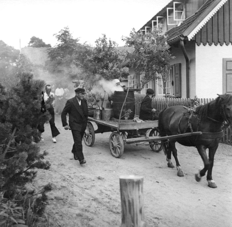 Prekyba rūkytomis žuvimis Nidos gatvėse. Apie 1935-1938 m. 