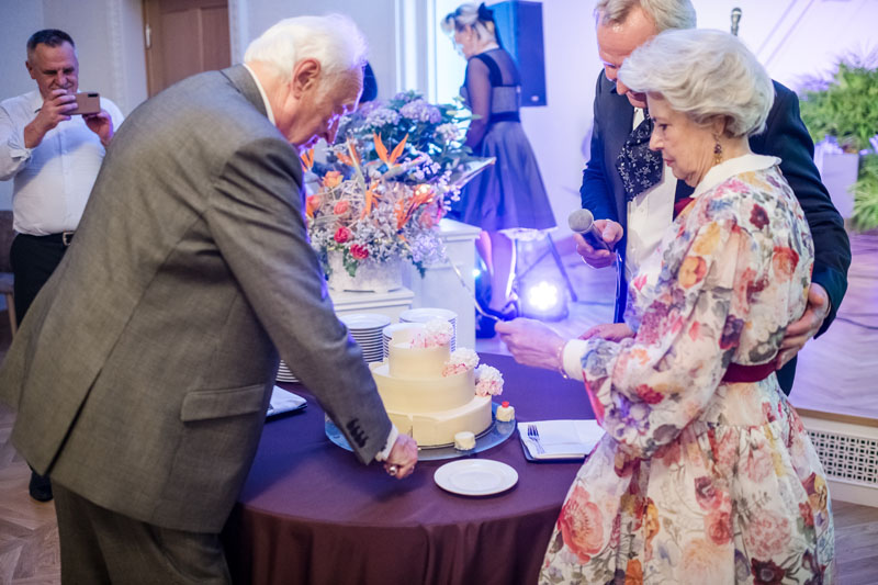 Deimantinių vestuvių šventę su artimaisiais Irena ir Valentinas Greičiūnai atšventė atsinaujinusiame „Victoria Hotel Klaipėda“. Juodu šventei puošė dizaineris Juozas Statkevičius. 