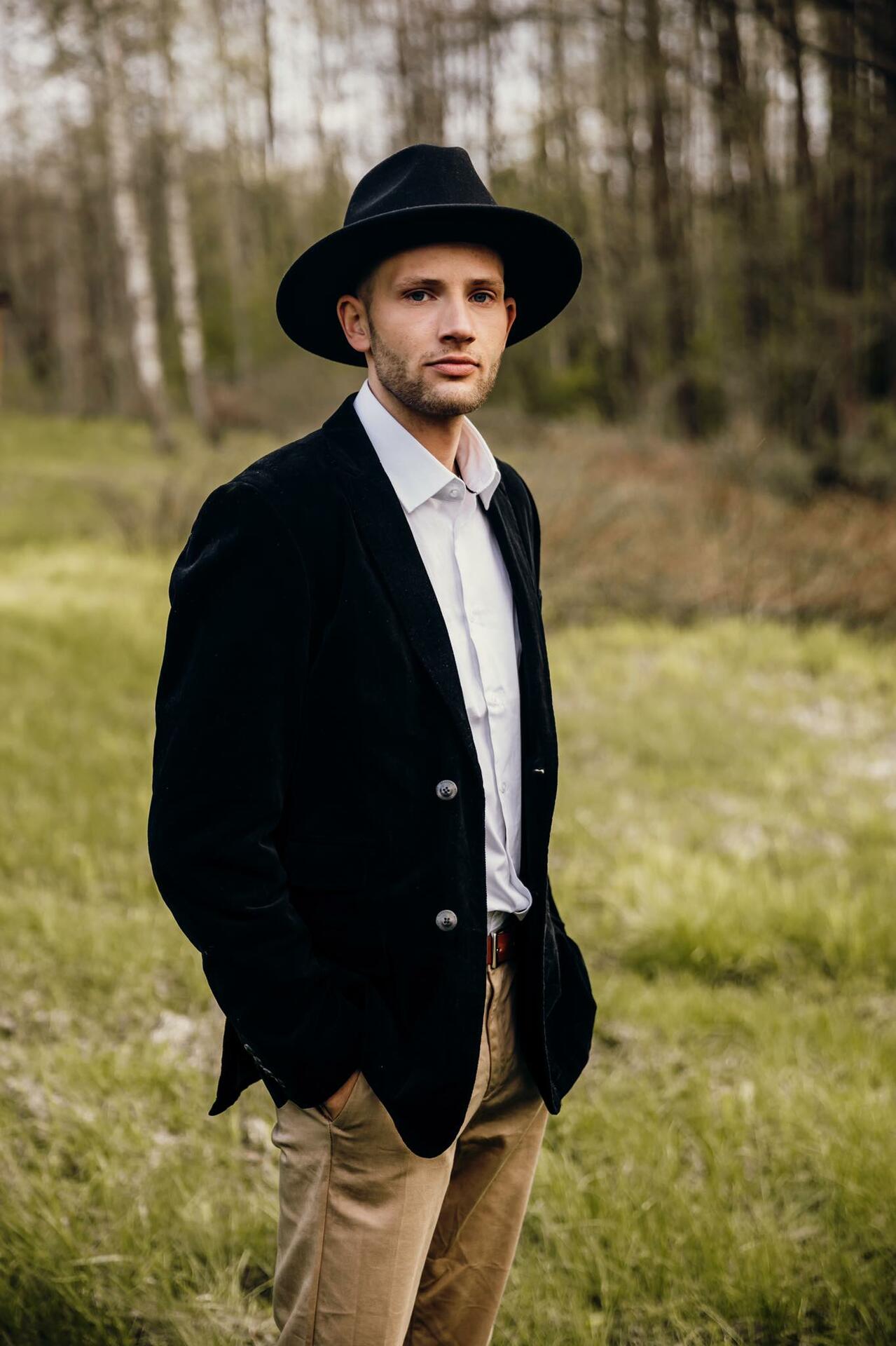 Rokas: „Raginu visus pasiskiepyti ir bendromis jėgomis kuo greičiau karantiną paversti tik blogu sapnu.“ Kristina Cheri photography