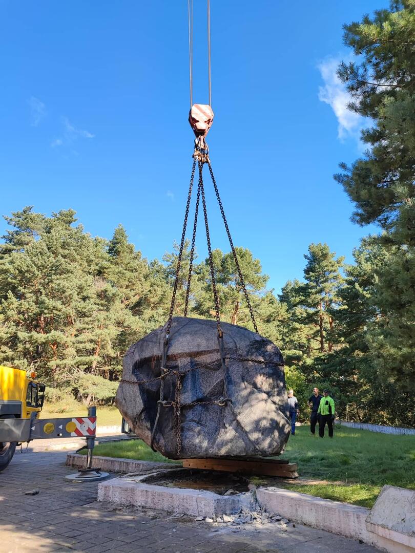 Trečiadienio pavakarę buvo demontuotas ir į Klaipėdą išgabentas net 55 metus Kuršių nerijoje stovėjęs vadinamasis Alksnynės akmuo, skirtas Raudonajai armijai. VE skaitytojo nuotr. 