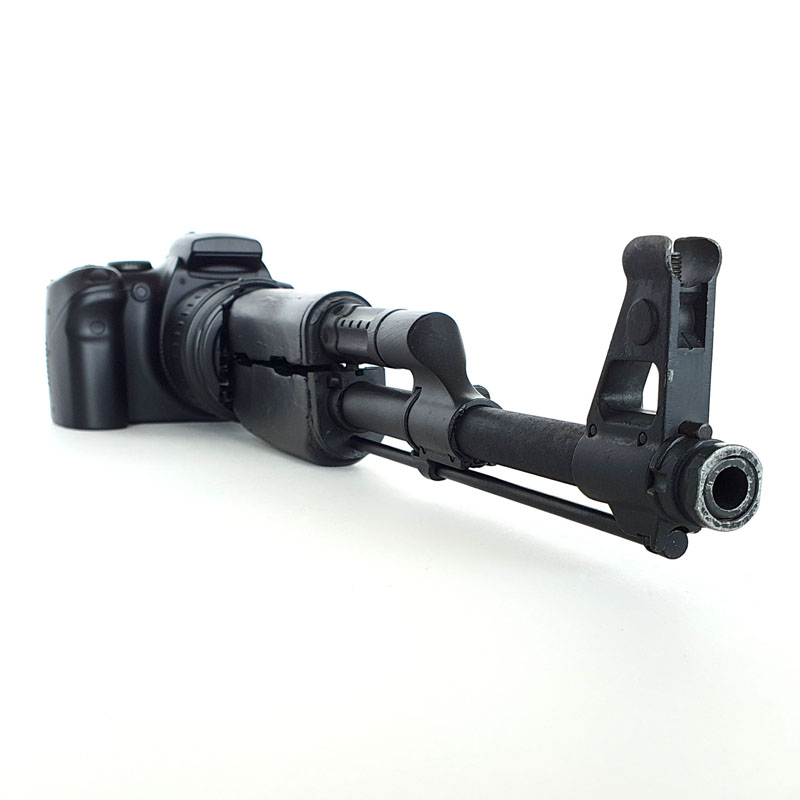  „Taiklus kadras“ - tai taiki fotografija ir kvietimas būti atsakingam, nes kiekvieną kartą, kai pasielgiame neatsakingai, galime kam nors pakenkti net to nežinodami", - pažymėjo V. Mackevičius. 