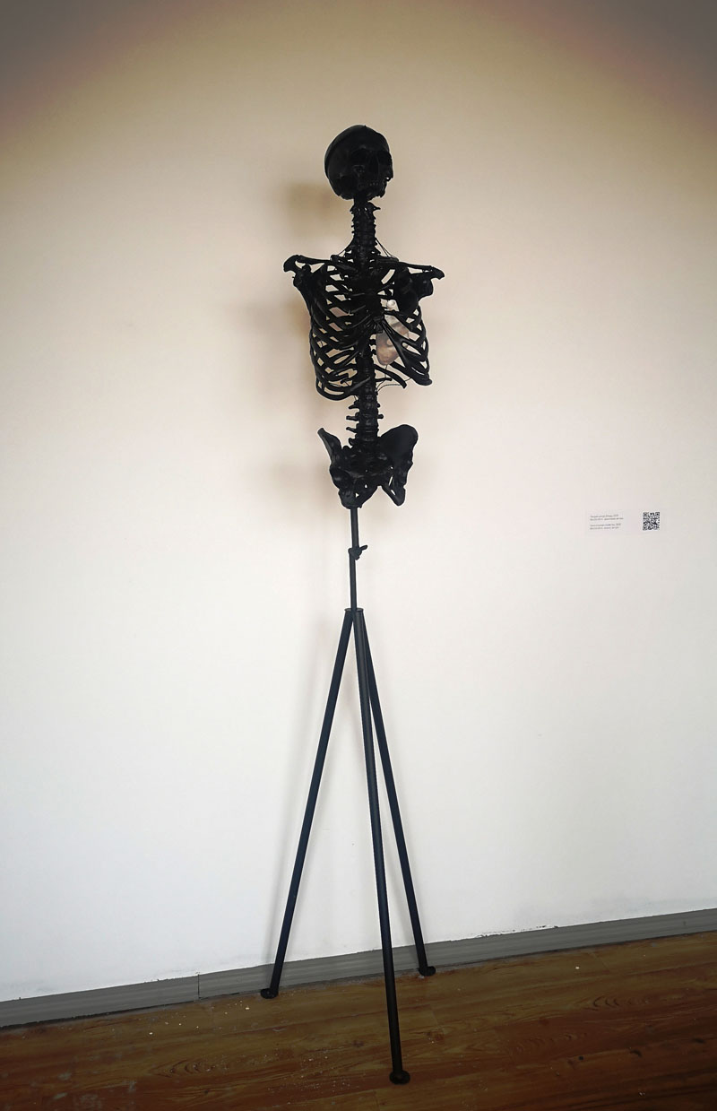 „Saugok savyje žmogų“ - menininko interpretacija rusų literatūros klasiko Antono Čechovo idėjai „Saugoti šviesą žmoguje“. „Stenkitės matyti tikrovę širdimi, ne protu, jausti, o ne mąstyti apie tai, kas mus supa. Kartais intuicija daug geriau atranda sprendimus nei logika, kuri vadovaujasi naudos siekimu. Saugokite žmogų savyje“, - kalbėjo autorius. 