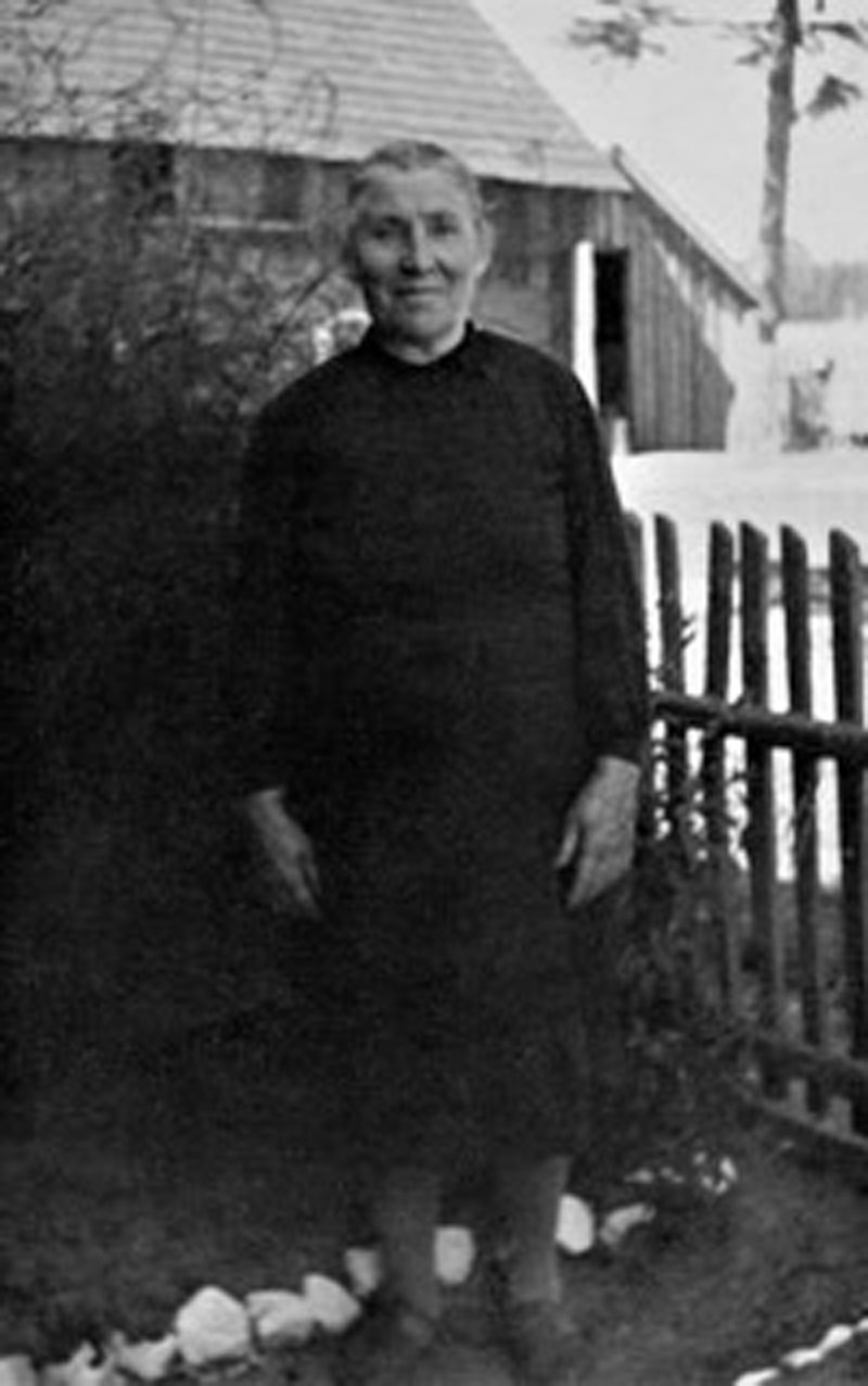 Omama Karolina Urtė Dotaitė prie savo kiemo vartelių Kisinių kaime. Apie 1970 m.