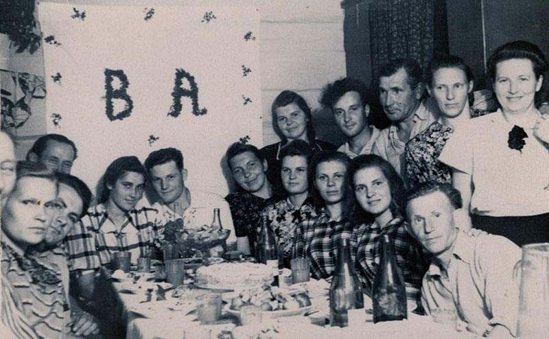 Lietuviškos vestuvės tremtyje. Šventėje dalyvauja Marija Vilkaitė ir Anna Vilkaitė, pasipuošusios vienodomis suknelėmis. 1957 m.