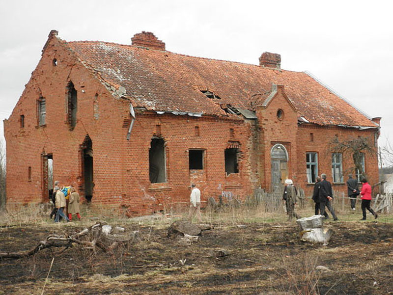 ooJučiai netoli Gumbinės Įsručio rajone (dabar Velosiolovkojė netoli Gusevo Černiachovsko rajone). Taip dabar atrodo pastoriaus Danieliaus Anderšo namas, kuriame filosofas ketverius metus gyveno ir mokė jo vaikus. 2013 m. vokiečių žurnalisto („Der Standard”) daryta nuotrauka.