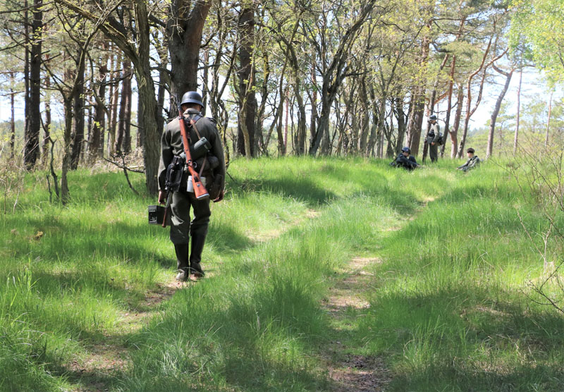 ĮSPŪDIS. Rengiant ekskursijas jų dalyvius netikėtai pasitiktų tarsi iš filmavimo aikštelės ištrūkę kariai. Deniso NIKITENKOS nuotr.