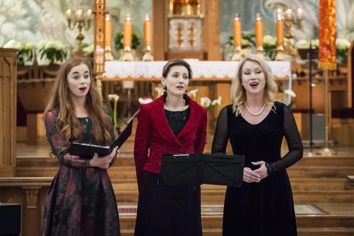 Solistės Oksana Auškalnytė, Viktorija Stanelė, Vitalija Trinkė. Olesios Kasabovos nuotr. (1352x900)
