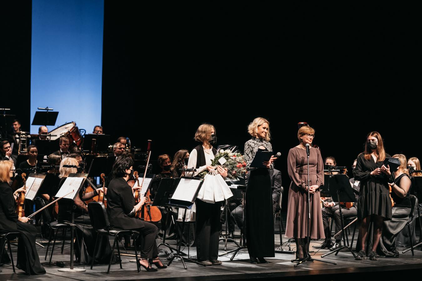 Teatro vadovė Laima Vilimienė pasidžiaugė, kad ir šiandien teatre vis dar gausu darbuotojų, dirbančių čia nuo pat jo įsteigimo 1987 metų sausio 1-ąją.D.Rimeikos nuotr.