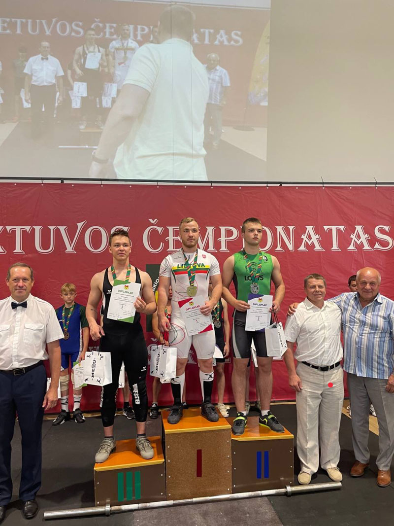 PIRMAS. Svorio iki 73 kg varžybų dalyvių apdovanojimas. Ant pirmojo prizininkų pakylos laiptelio - Klaipėdos atstovas Vincentas Skirka. Klaipėdos sunkiaatlečių nuotr.