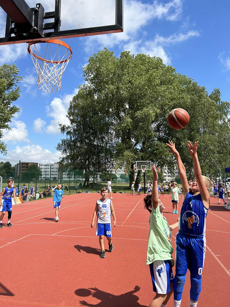 GATVĖS KREPŠINIS. Akimirkos iš Europos čempiono ir olimpinio prizininko Sauliaus Štombergo gatvės krepšinio 3 prieš 3 krepšinio turnyro. Pauliaus MATULEVIČIAUS nuotr.