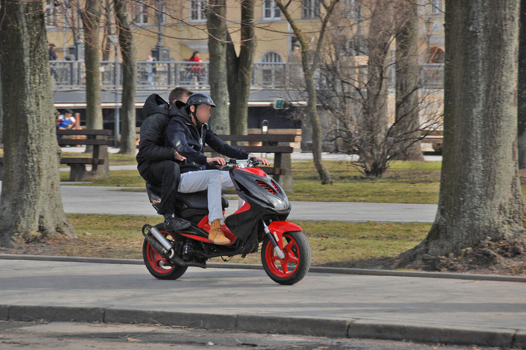 BIRBALAI. Klaipėdiečiai pastebi, kad kur kas didesnį triukšmą nei galingi motociklai kelia po miesto centrą nardantys jaunimo vairuojami motoroleriai. Asociatyvi redakcijos archyvo nuotr.