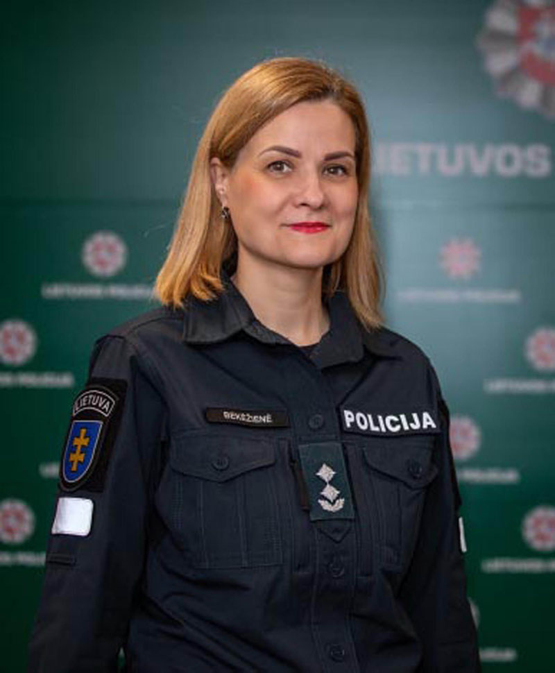 PADĖS. Klaipėdos miesto policijos komisariato viršininkės Rasos Bekėžienės teigimu, paskyrus orderį smurtą patiriantis asmuo bent pusę mėnesio namuose galės jaustis saugiai, o pavojų keliantis asmuo per tą laiką turės galimybę gerai apgalvoti savo elgesį. Klaipėdos apskrities VPK nuotr.