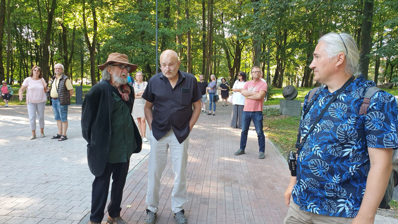 SUGRĮŽO. Po parko rekonstrukcijos į buvusių kapinių teritorijoje įrengtą memorialinę erdvę sugrįžo ir daugiau antkapinių plokščių bei paminklų fragmentų.