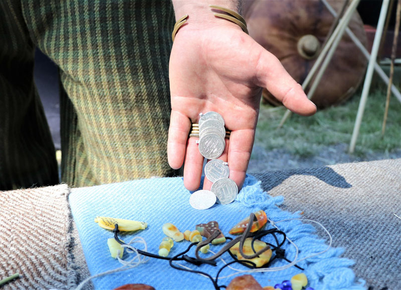 PINIGAI. Kuršiai ir skandinavų vikingai dažnai prekiaudavo. Atsiskaitoma buvo net arabiškomis sidabrinėmis monetomis dirhemais. Deniso NIKITENKOS nuotr.