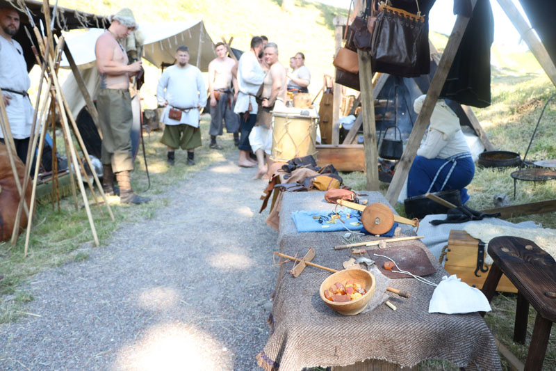 GATVELĖ. Archajiško prekybos centro fragmentas. Gintaras, odos dirbiniai, ginklai, papuošalai, buities padargai, keramika, audiniai... Deniso NIKITENKOS nuotr.