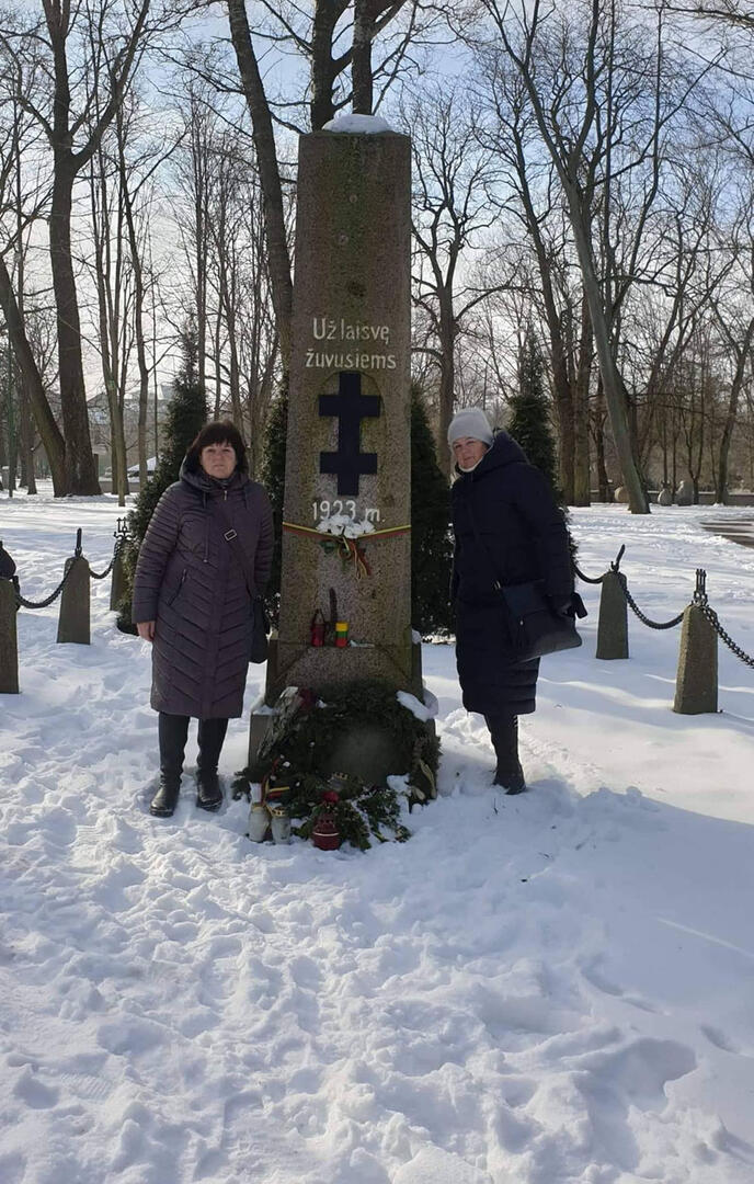 TRADICIJA. Seserys Kristina Bočkutė-Kriščiūnienė ir Lida Bočkutė-Bimbienė tradiciją fotografuotis prie paminklo tęsia. 