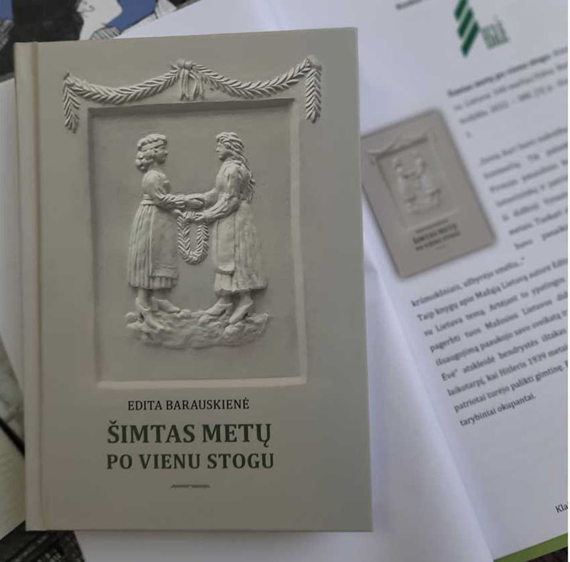 VIRŠELIS. Editos Barauskienės knygos „Šimtas metų po vienu stogu“ viršelyje - nuotrauka, vaizduojanti dvi seses lietuves, yra iš 1928 metais ant Skomantų piliakalnio pastatyto Lietuvos nepriklausomybės dešimtmečiui bei Didžiosios ir Mažosios Lietuvos susivienijimo 5-osioms metinėms skirto paminklo (skulptorius Kostas Rameika).