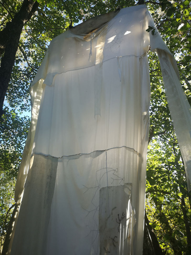 Vienas reprezentacinių parodos objektų pasitinka prieš įėjimą į Nidos meno koloniją – tai Dashos Chechushkovos sukurta pamėklė Mara.