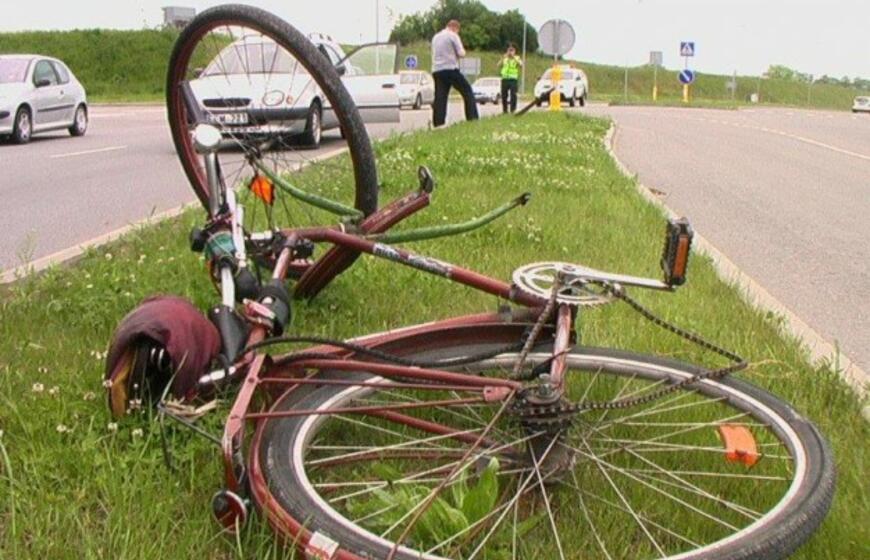 Šiaurės prospekte automobilis partrenkė dviratininką