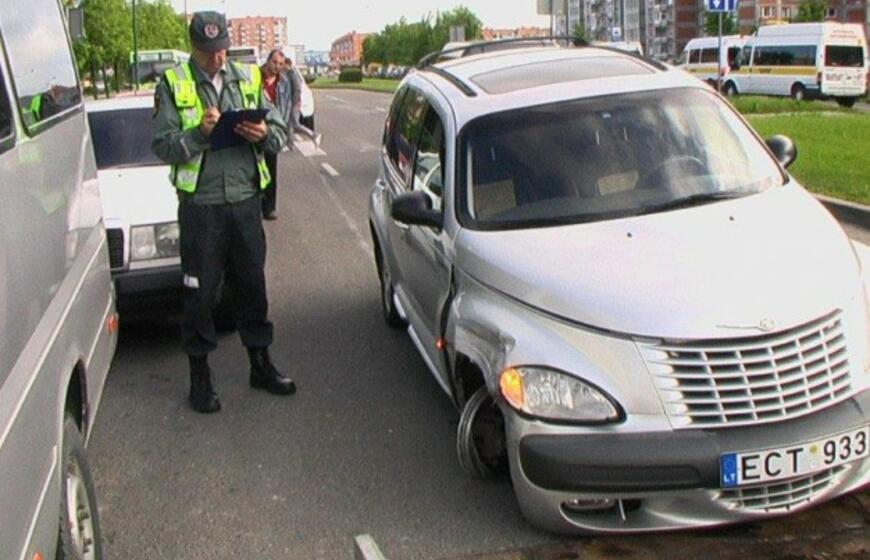 Girtas "Chrysler" vairuotojas bėgo iš avarijos vietos