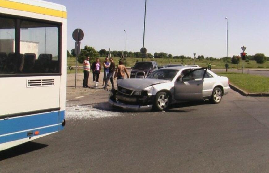 Klaipėdoje "Audi A8" taranavo maršrutinį autobusą