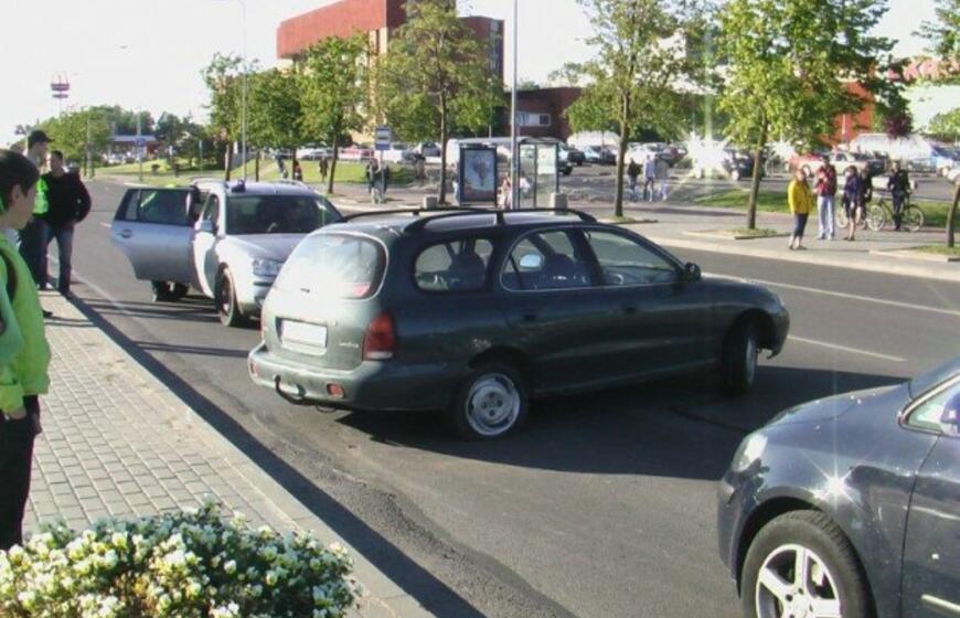 Nuo pasieniečių bėgęs kontrabandininkas sukėlė avariją