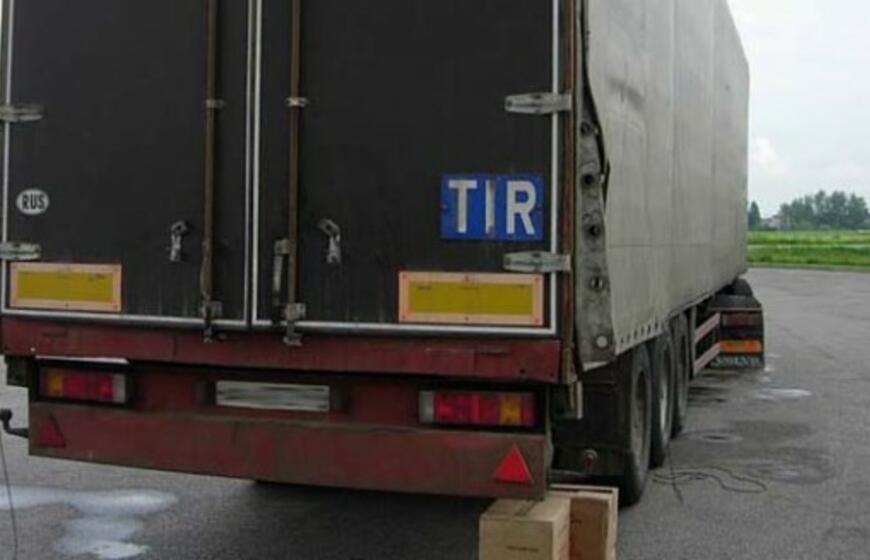 Degalinėje paliktas vilkikas su kontrabanda