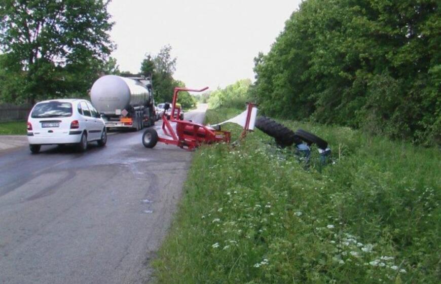 Avarija: sunkvežimis susidūrė su traktoriumi