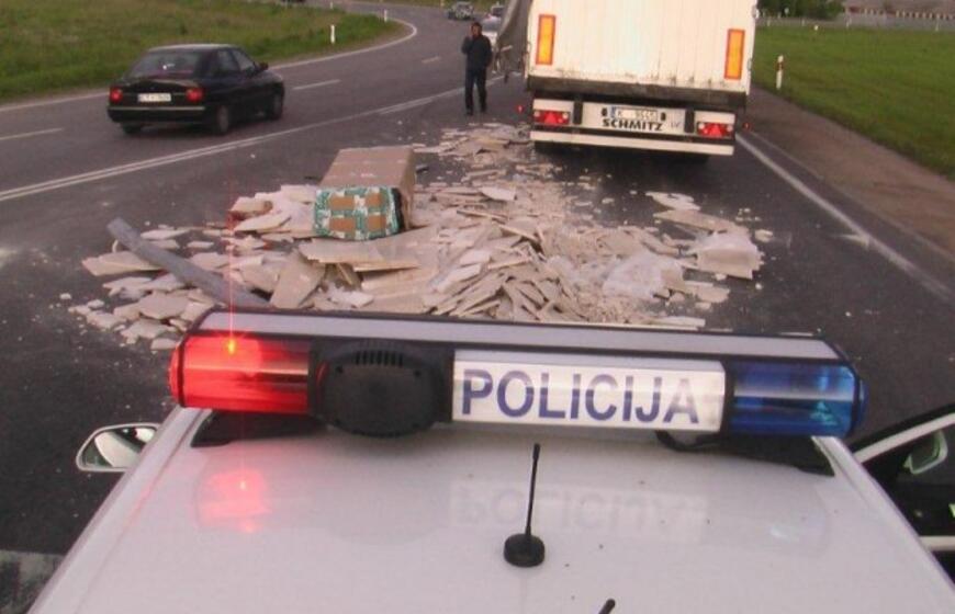 Jakų žiede latvio vilkikas išbarstė marmuro krovinį
