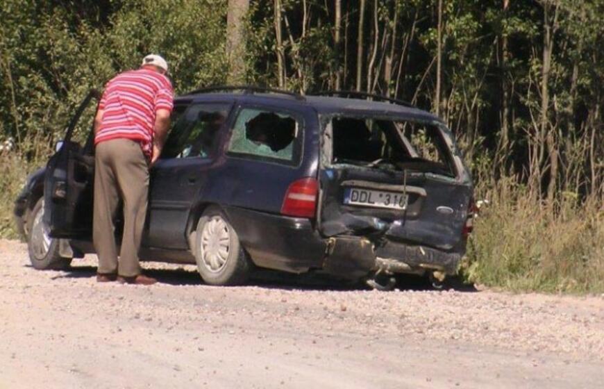 Kelyje į Dovilus sudaužyti du automobiliai
