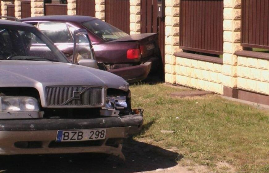 Avarija Tauralaukyje: "Volvo" taranavo "Audi"