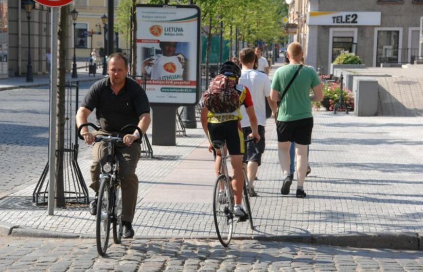 Tiltų gatvėje dviratininkai nebegalės važiuoti šaligatviais