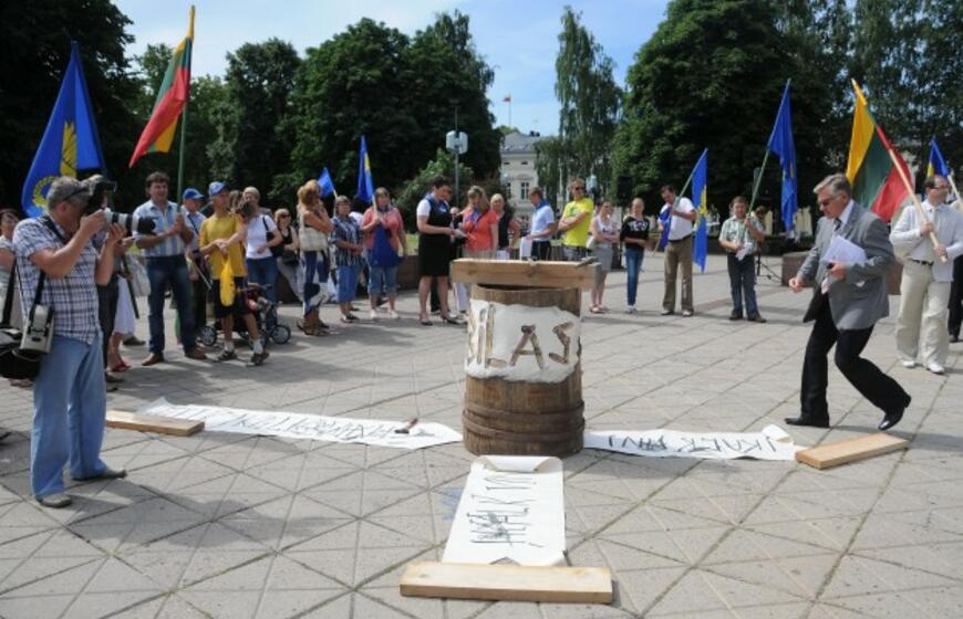 Klaipėdoje - akcija "Lietuvi, įkalk vinį į kubilą!"