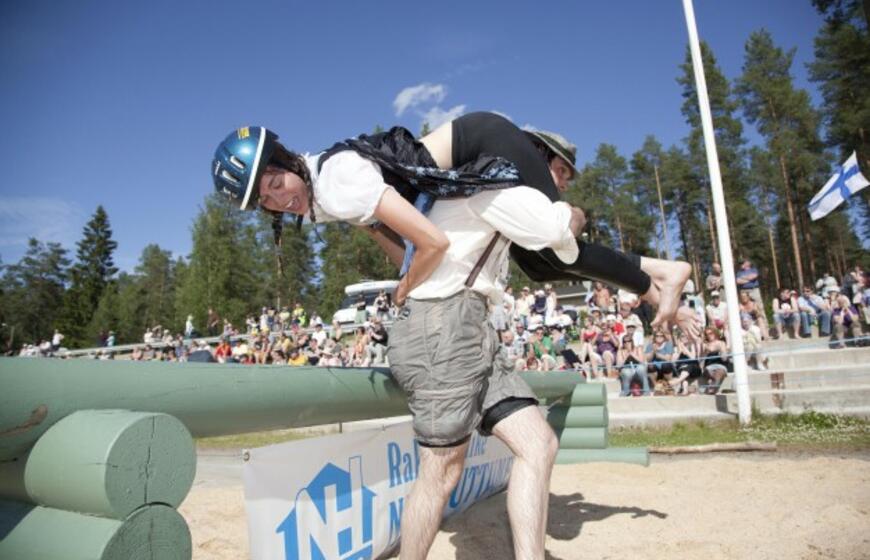 Suomijoje surengtas 15-asis žmonų nešimo pasaulio čempionatas