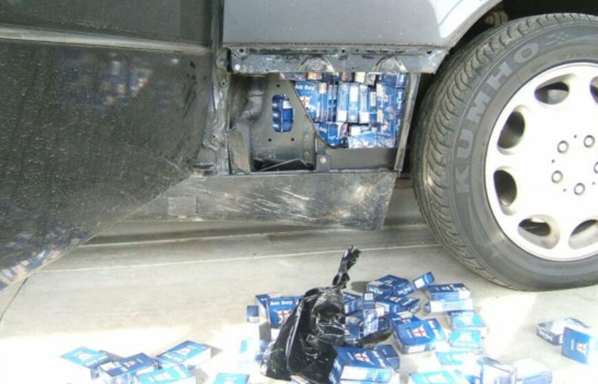 Automobiliuose įrengtos rusiškų cigarečių slėptuvės