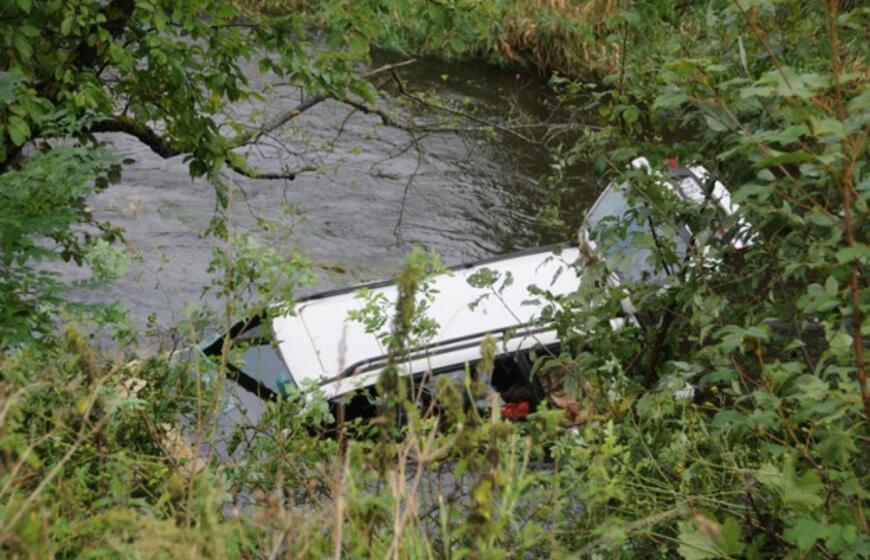 Avarija prie Kretingos: automobilis nuvažiavo į upę