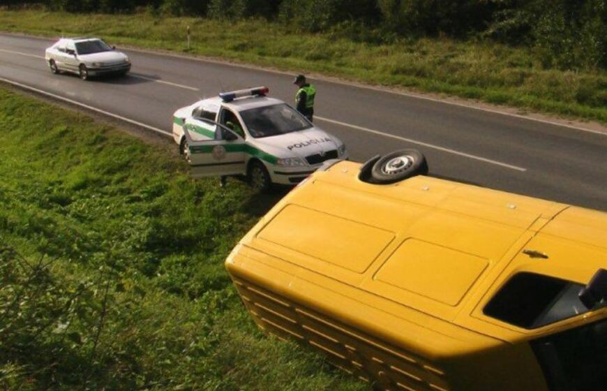 Kelyje Jakai-Dovilai apsivertė mikroautobusas