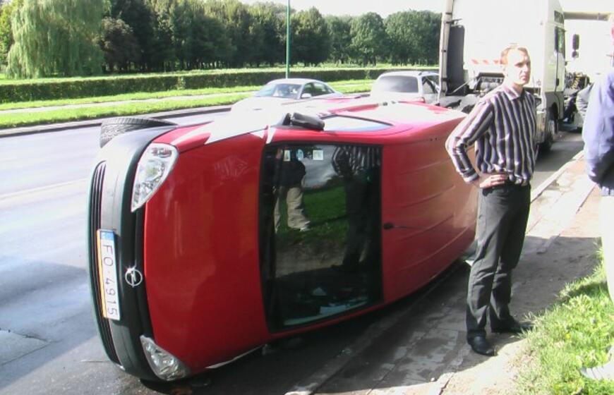 Avarijoje Mokyklos gatvėje apsivertė automobilis