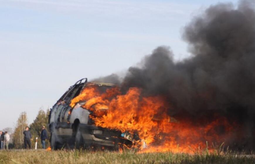 Kelyje Rietavas-Plungė sudegė automobilis