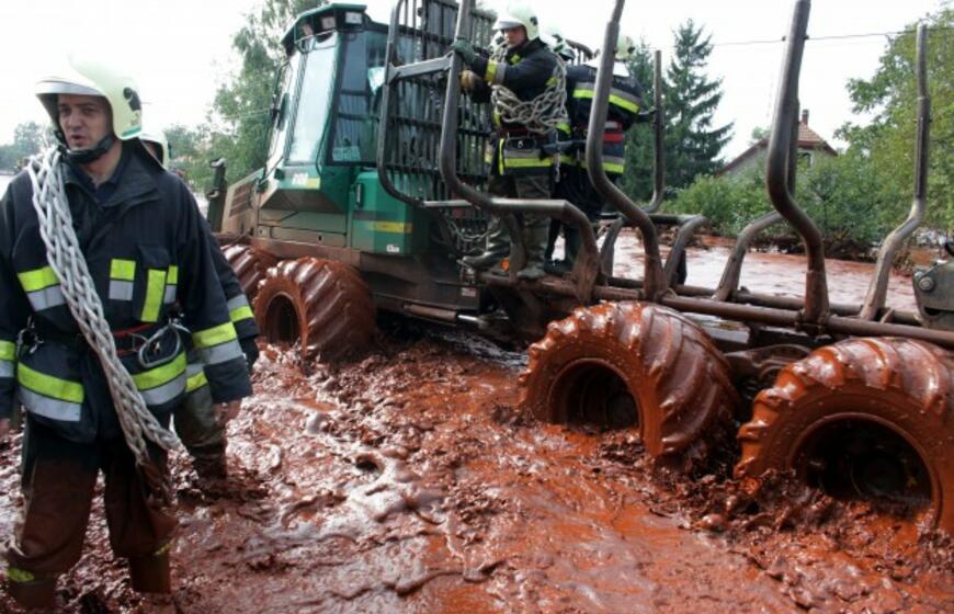 Tris Vengrijos kaimus užliejo nuodingos atliekos