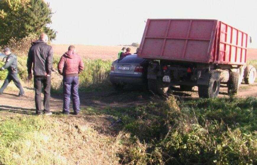 Netoli Priekulės - traktoriaus ir "Renault" avarija