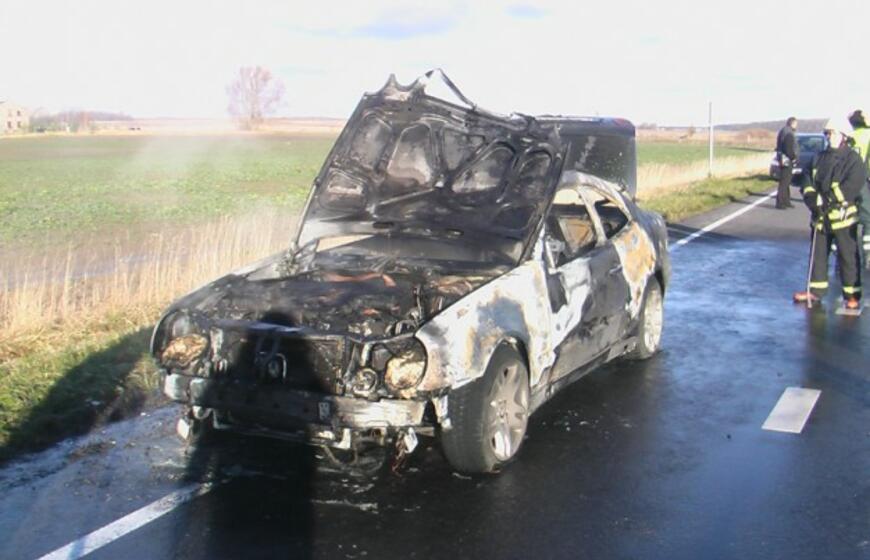 Kelyje Palanga-Klaipėda sudegė retas "Mercedes-Benz"